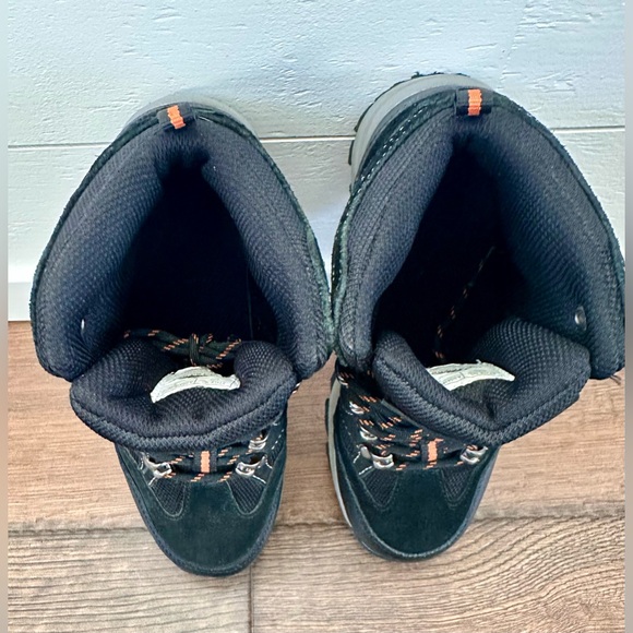 High Sierra hiking boots
Size: 3 - Picture 9 of 11